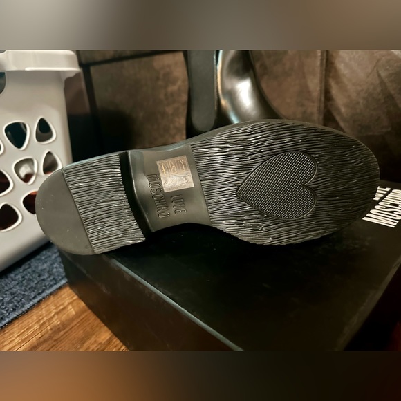 Moschino | LOVE Patent Leather Chelsea Boots w/ Printed Logo, 39EU - Picture 6 of 7